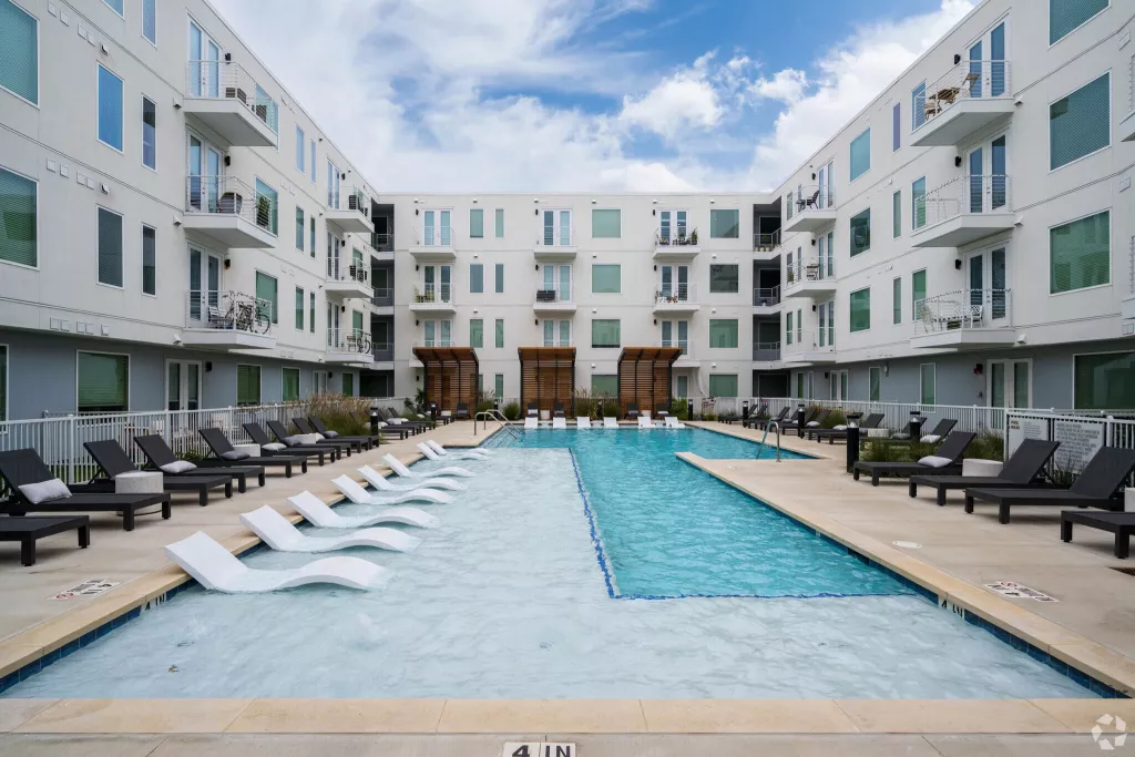 multifamily-investing-austin-highgrove-pool-2-1024x683